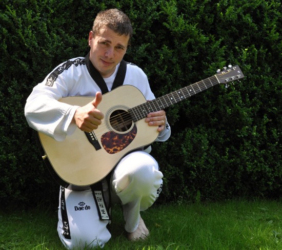 Šťastný majitel vydražené kytary (a mj. trenér taekwondo) Tomáš Honěk 